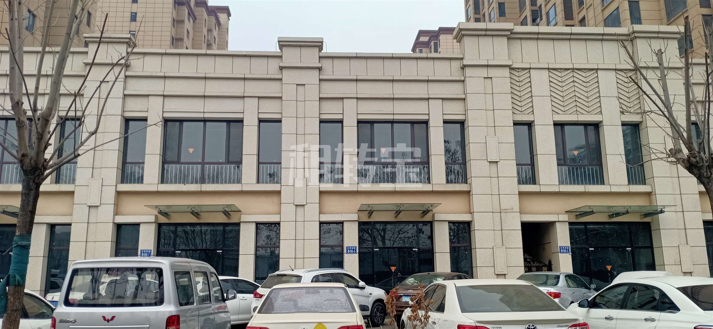 小区门口旁边的商铺，上下两层，后门可以进...