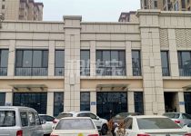 小区门口旁边的商铺，上下两层，后门可以进小区，3套相邻可打通，可餐饮行业不限，好出租