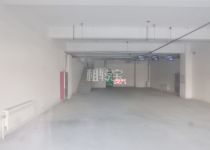 单价5500，三套，可餐饮汽修会所办公等，行业不限，面宽8米多，户型特别方正，门口停车方便，后门可进小区